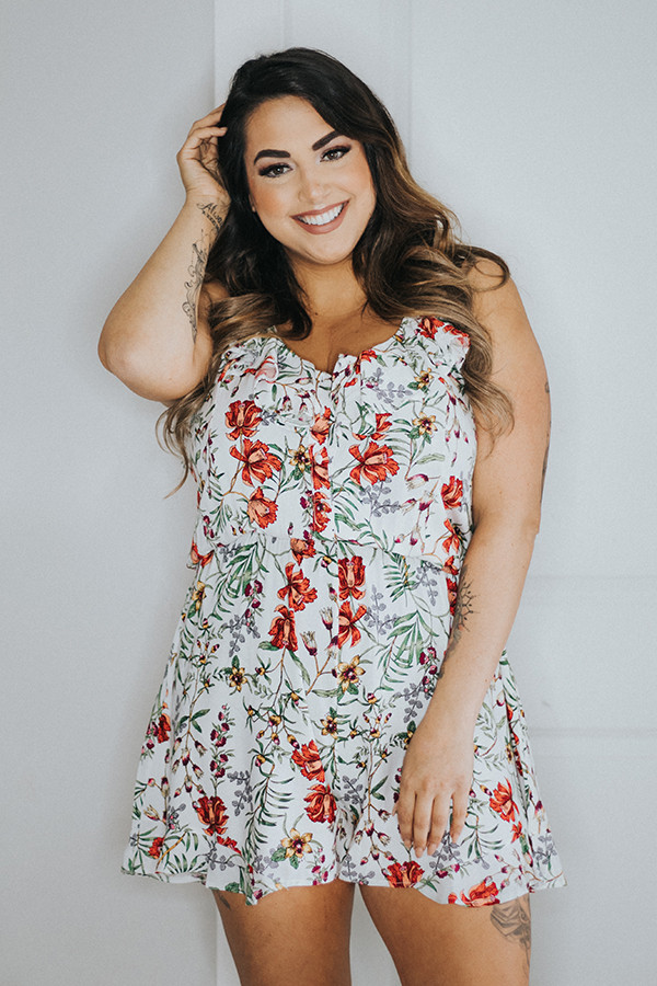 WHITE FLORAL PRINT V NECK SPAGHETTI STRAP ROMPER.
RUFFLE DETAIL ON NECKLINE. KEYHOLE BACK.
100% RAYON
1X- 14-16 2X - 18-20 3X 22-24