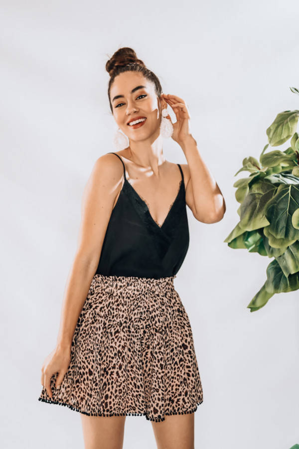 V-NECK CAMI WITH LACE DETAIL AND ADJUSTABLE STRAPS. ALSO COMES IN RUST. MODEL INFO: PIPER-SIZE 0, WEARING A SMALL
100% POLYESTER
SMALL 0-4
MEDIUM 6-10
LARGE 12-14