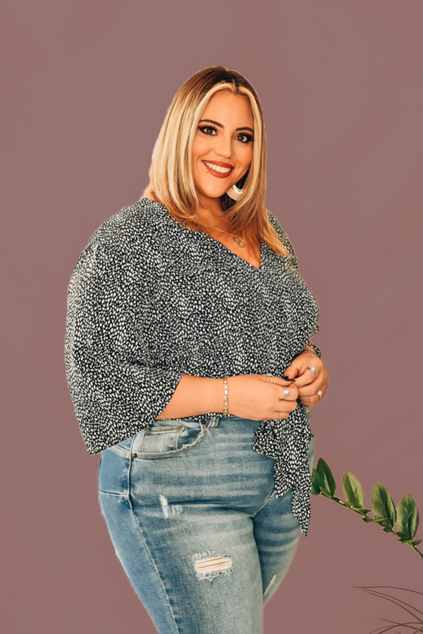 BLACK POLKA DOT V-NECK, TIE FRONT TOP. KEYHOLE LOOP AT HEM & BELL SLEEVES. COMES IN TWO COLORS – BLACK & YELLOW. 100% POLYESTER. PIPER - 0, WEARING SMALL. STEPHANIE - 4, WEARING SMALL. NIKI - 14 WEARING XLARGE.
XS 0-2
S 4-6
M 8-10
L 10-12
XL 12-14