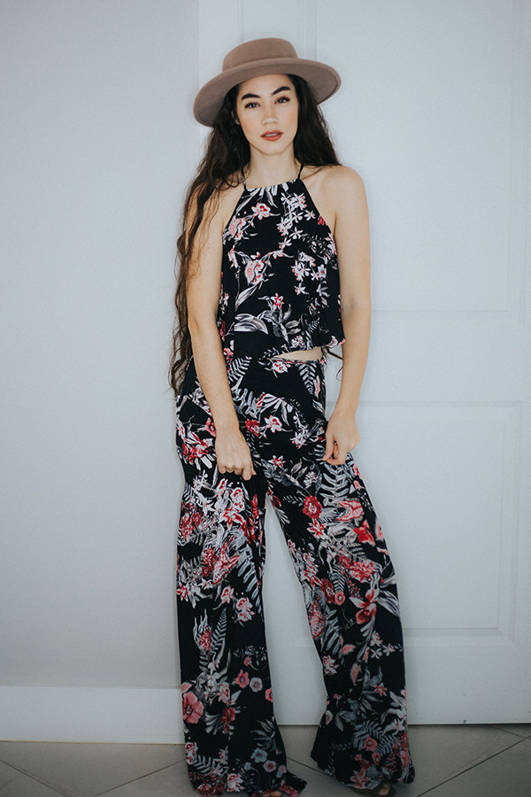 2 PIECE SET. BLACK FLORAL. TOP HAS CRISS CROSS STRAP DESIGN. WIDE LEG PANT 100% RAYON.
SMALL 4-6 MEDIUM 8-10 LARGE 12-14