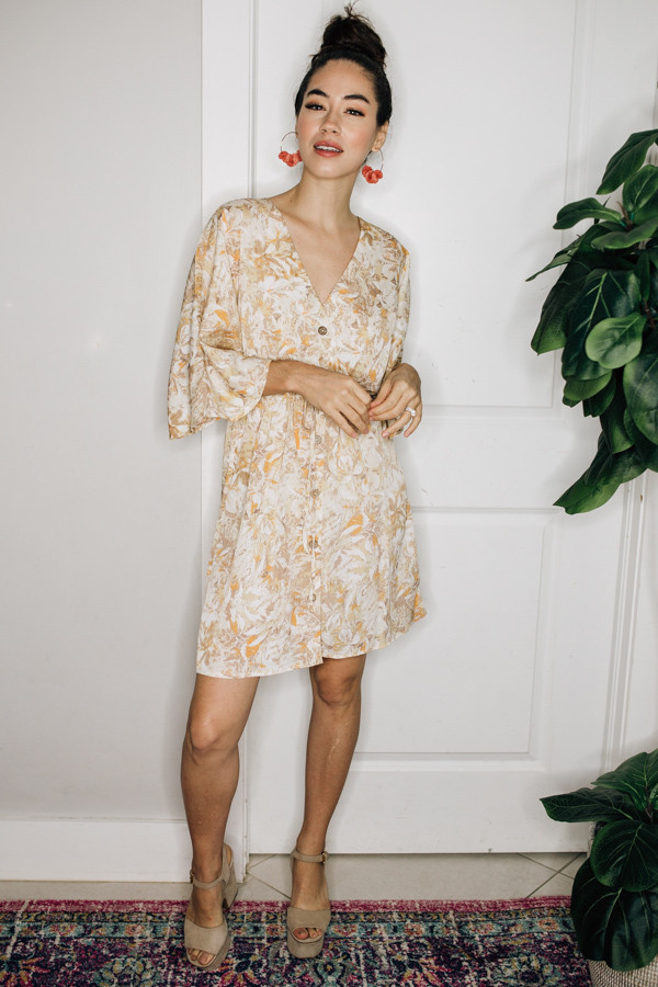 FLORAL V-NECK DRESS WITH FUNCTIONAL
BUTTONS AND TIE AT WAIST. RUNS LOOSE.
100% POLYESTER.
X-SMALL 0-2
SMALL 4-6
MEDIUM 8-10
LARGE 12-14
X-LARGE 16-18