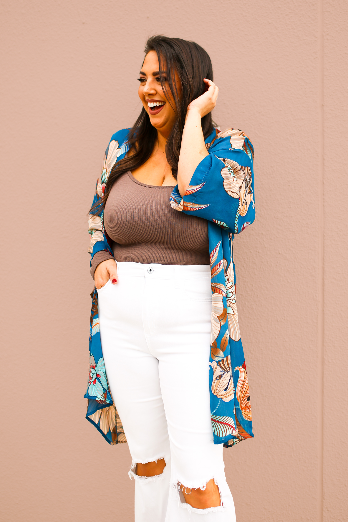 LIGHTWEIGHT, FLOWY KIMONO. DEEP TEAL BACKGROUND WITH FLORAL PATTERN. ALSO COMES IN WINE! 100% POLYESTER. AMANDA IS A SIZE 5’7” SIZE 2, WEARING A SMALL. GABBY IS A SIZE 12, WEARING A LARGE.
S 0-8
M 10-14
L 16-20