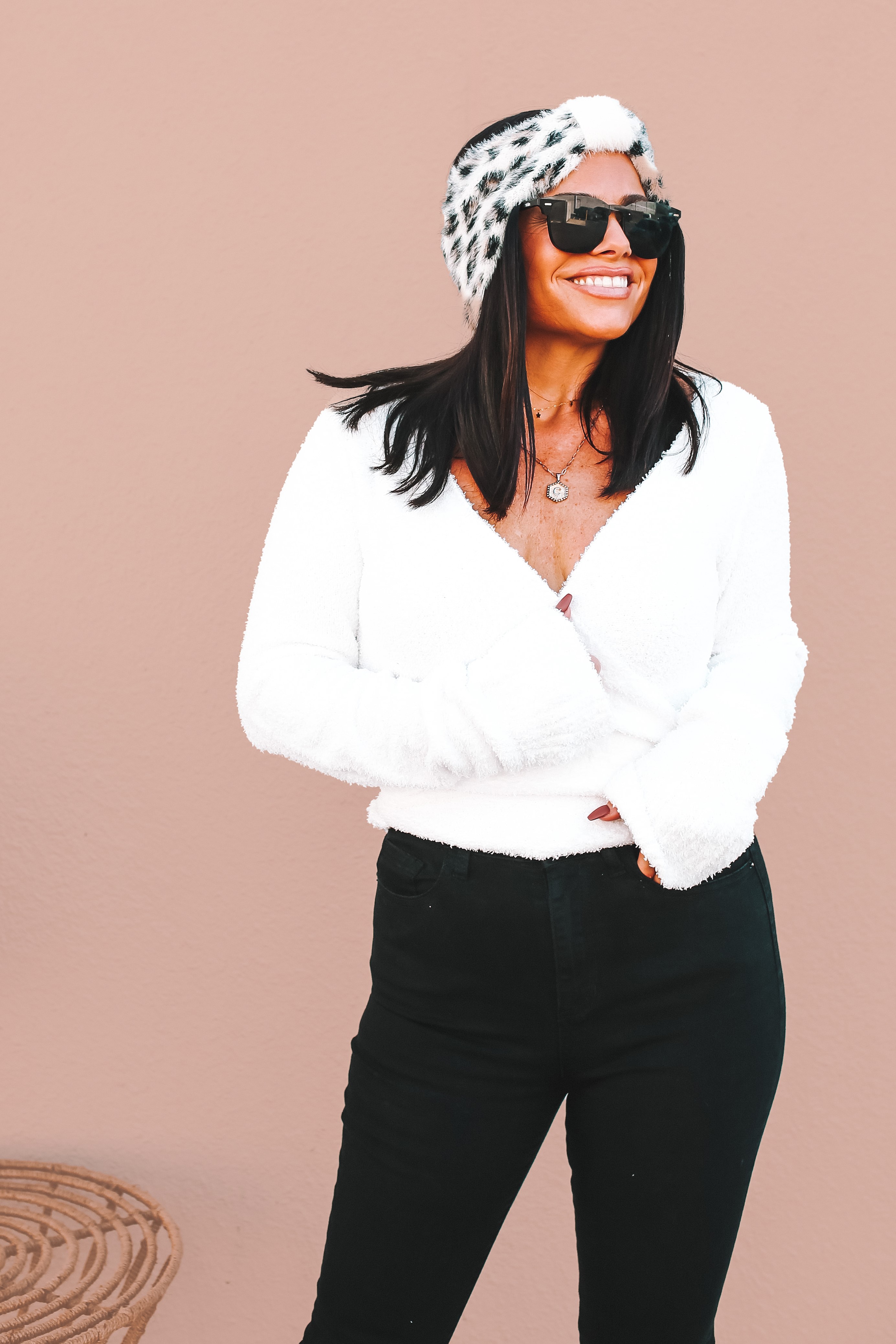 MAVERICK EXCLUSIVE! SUPER LUXE, DREAMY, CLOUD-LIKE FABRIC IN IVORY WHITE. TRUE WRAP STYLE TOP CAN BE TIED AND ADJUSTED FOR A VARIETY OF BUST/TORSO SIZES. VERY SOFT AND STRETCHY. 100% POLYESTER. STEPHANIE IS 5’4 SIZE 4, WEARING SMALL.
S 0-6
M 6-12
L 12-16