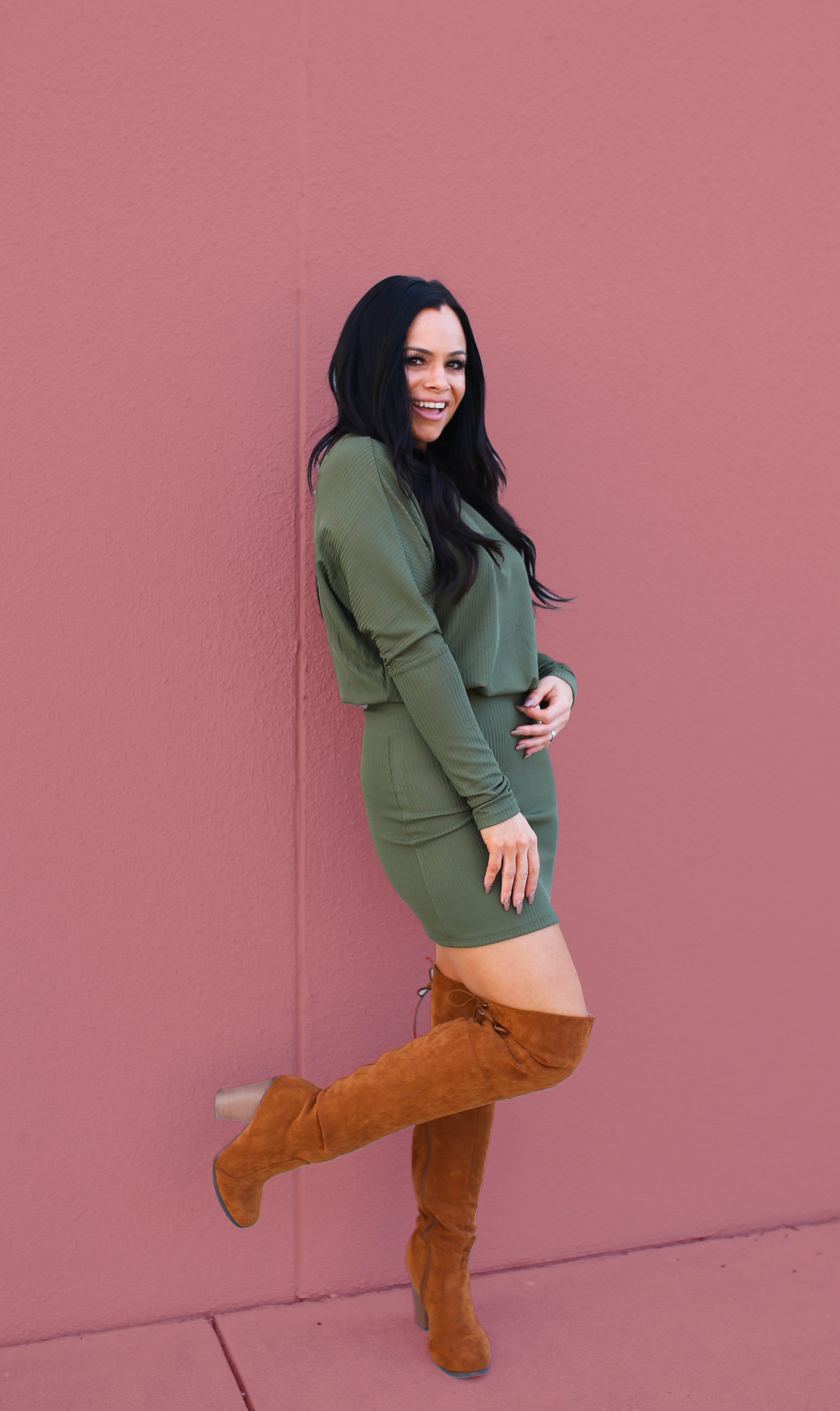 OLIVE GREEN, LONG SLEEVE DRESS. LOOSE FITTING DROP SHOULDER BODICE, FITTED AT FOREARMS. FITTED BOTTOM. SOFT AND STRETCHY RIBBED MATERIAL. 96% POLYESTER, 4% SPANDEX. STEPHANIE IS 5’4 SIZE 4, WEARING A SMALL.
S 0-4
M 4-8
L 8-12