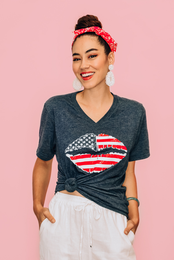 NAVY, AMERICAN FLAG LIPS GRAPHIC TEE. 100% COTTON. PIPER IS 5’4 SIZE 0, WEARING SMALL. NIKI IS SIZE 14, WEARING AN XL. XS 0-2
S 4-6
M 8-10
L 12-14
XL 16-18
2XL 18-20