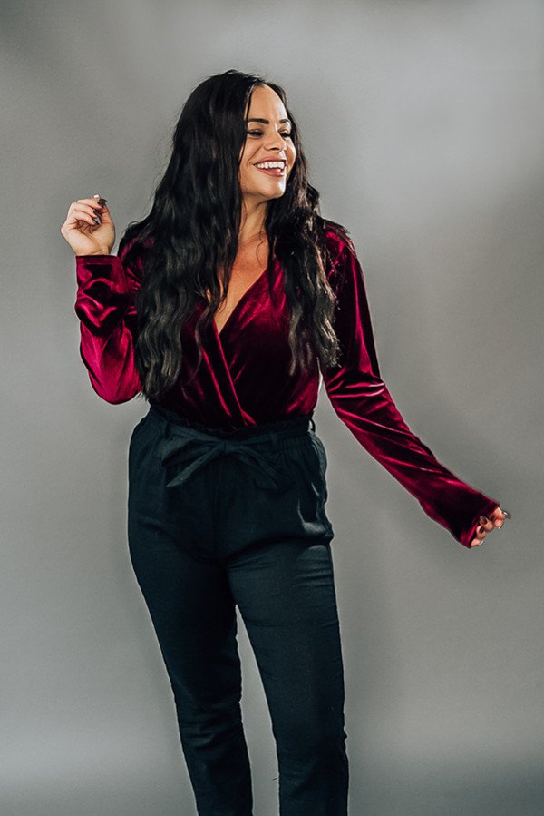LONG SLEEVE, SURPLICE VELVET BODYSUIT WITH CLASPS AT BOTTOM. MODEL INFO: STEPHANIE - 5’1”, SIZE 4, WEARING A SMALL. NIKI - 5'4", SIZE 14, WEARING A LARGE.
X-SMALL 0-2
SMALL 4-6
MEDIUM 6-8
LARGE 10-12
X-LARGE 12-14