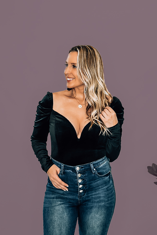 BLACK VELVET LONG SLEEVE BODYSUIT. CAP SLEEVE SHOULDER, PLUNGE SWEETHEART NECKLINE, SNAP CLOSURE BOTTOM, WIRED BUST. RUNS SMALL, SHORT TORSO, NOT A FULL COVERAGE BOTTOM. 95% POLYESTER, 5% SPANDEX. ALLIE IS SIZE 4, WEARING SMALL.
S 00-4
M 4-8
L 8-10