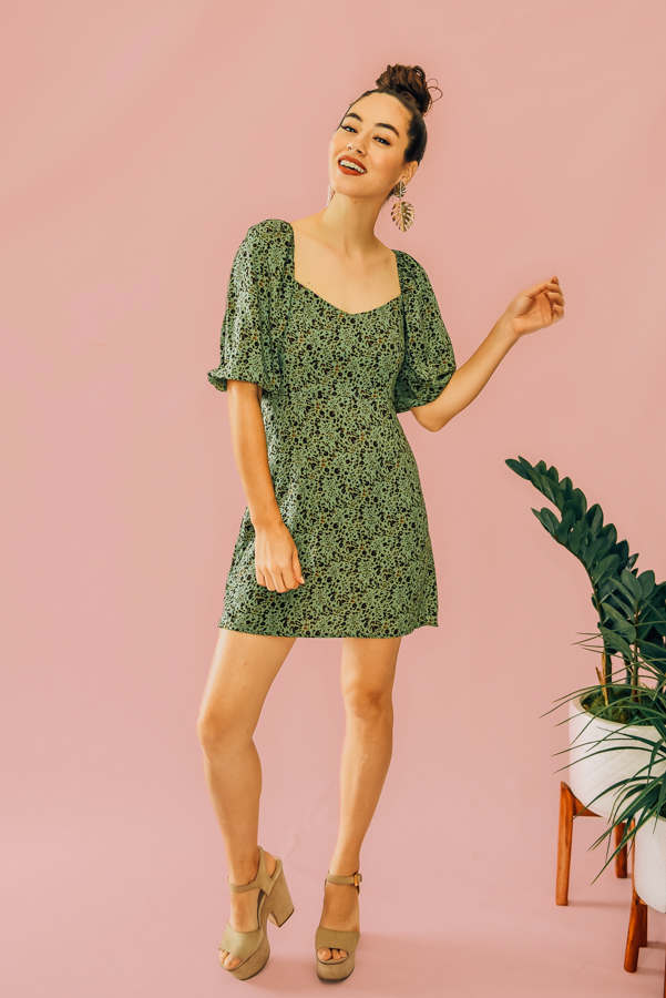 OLIVE SMALL ANIMAL PRINT, PUFFED SHOULDER, MINI DRESS. V-NECK, WITH FITTED BODICE. 100% RAYON. PIPER IS 5’4 SIZE 0, WEARING SMALL.
S 0-2
M 4-6
L 8-10
