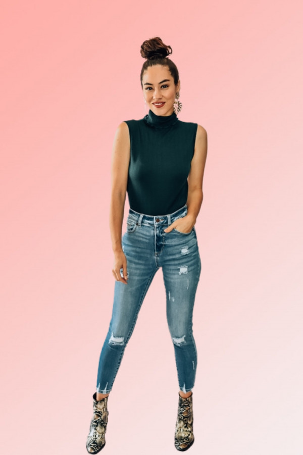 RIBBED, TURTLENECK, SLEEVELESS KNIT TOP. 61% POLYESTER, 33% RAYON, 6% SPANDEX. PIPER IS 5’4 SIZE 0, WEARING SMALL. NIKI IS A SIZE 14 WEARING LARGE.
S 0-6
M 6-12
L 12-16