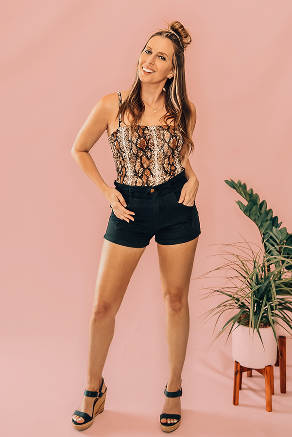 SNAKE PRINTED, SIDE SHIRRING, MESH CAMI BODYSUIT. 95% POLYESTER, 5% SPANDEX. ALLIE IS A SIZE 4, WEARING SMALL. NIKI IS SIZE 14, WEARING A LARGE.
S 0-4
M 6-10
L 12-14
