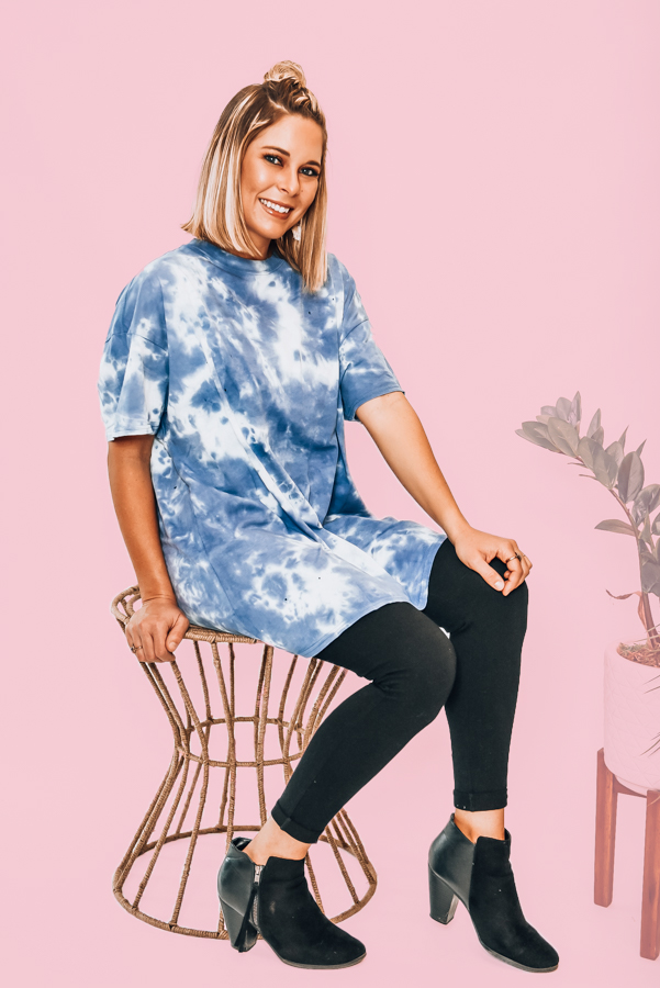 INDIGO TIE DYE, DISTRESSED OVERSIZED T-SHIRT. 100% COTTON. AMANDA IS 5’7 SIZE 2, WEARING A SMALL.
S 0-6
M 6-12
L 12-18