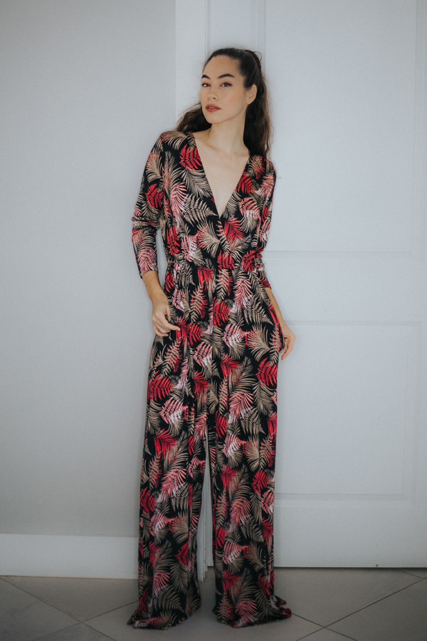 FULL LENGTH LONG SLEEVE V NECK STRAIGHT LEG PRINT JUMPSUIT. 95% POLY 5% SPANDEX
COMES IN BLACK/BURGUNDY AND BLACK/OLIVE COLOR COMBOS.
RUNS BIG.
SMALL 4-8 MEDIUM 10-12 LARGE 14-16