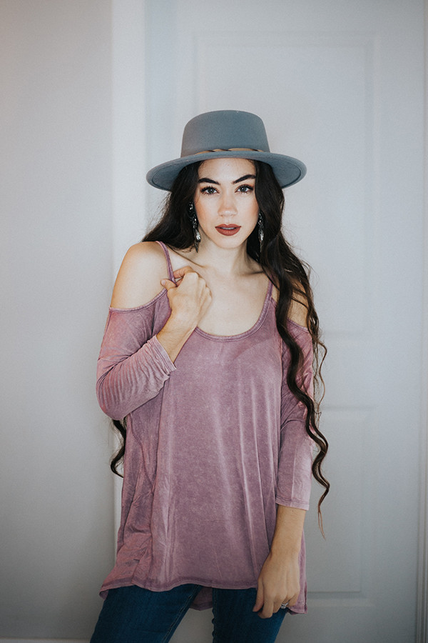 WASHED, COLD SHOULDER TOP WITH 3/4 SLEEVE AND HI/LOW HEM. UNLINED. NOT SHEER. 95% RAYON
5% SPANDEX.
COMES IN CHARCOAL AND MAUVE.
SMALL 0-4 MEDIUM 6-8 LARGE 10-12