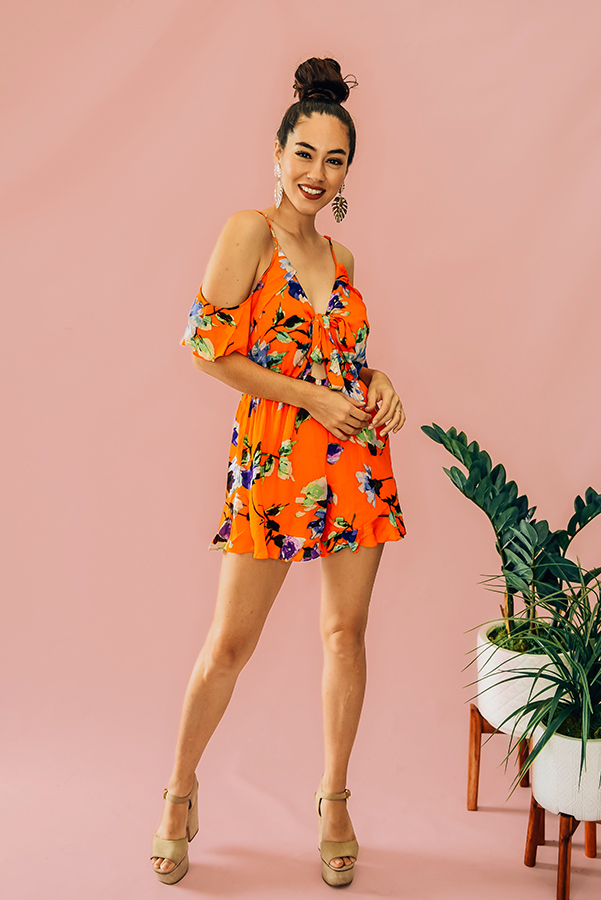 ORANGE LARGE PRINT FLORAL, COLD SHOULDER, ROMPER. RUFFLED SLEEVE AND BOTTOM HEM. V-NECK WITH CUT OUT AND TIE FRONT DETAIL. 100% RAYON. PIPER IS 5’4 SIZE 0, WEARING SMALL.
S 0-4
M 4-8
L 8-12