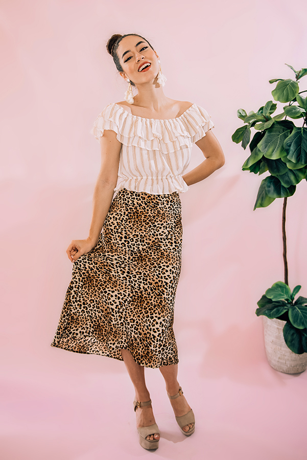 BROWN LEOPARD PRINT MIDI SKIRT WITH ELASTIC WAIST. MODEL INFO: PIPER – SIZE 0, 5’5” WEARING A SMALL.
100% POLYESTER
SMALL 0-2
MEDIUM 4-6
LARGE 8-10