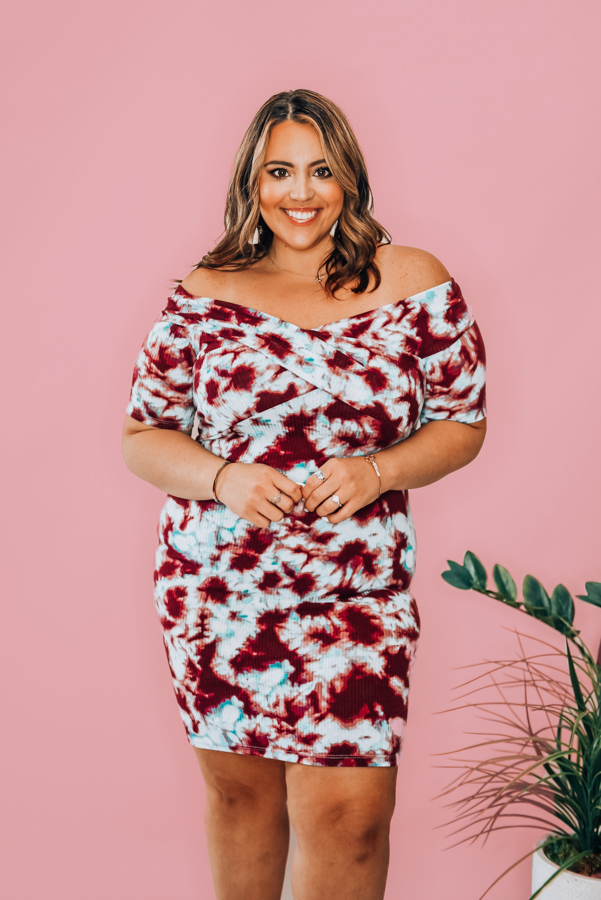 MAROON TIE DYE DRESS. OFF-THE SHOULDER BODYCON DRESS. COMES IN TWO COLORS – MAROON AND NAVY. 96% POLYESTER, 4% RAYON. PIPER IS A SIZE 0, WEARING A SMALL. NIKI IS A SIZE 14 WEARING A LARGE.
S 0-6
M 6-12
L 12-16