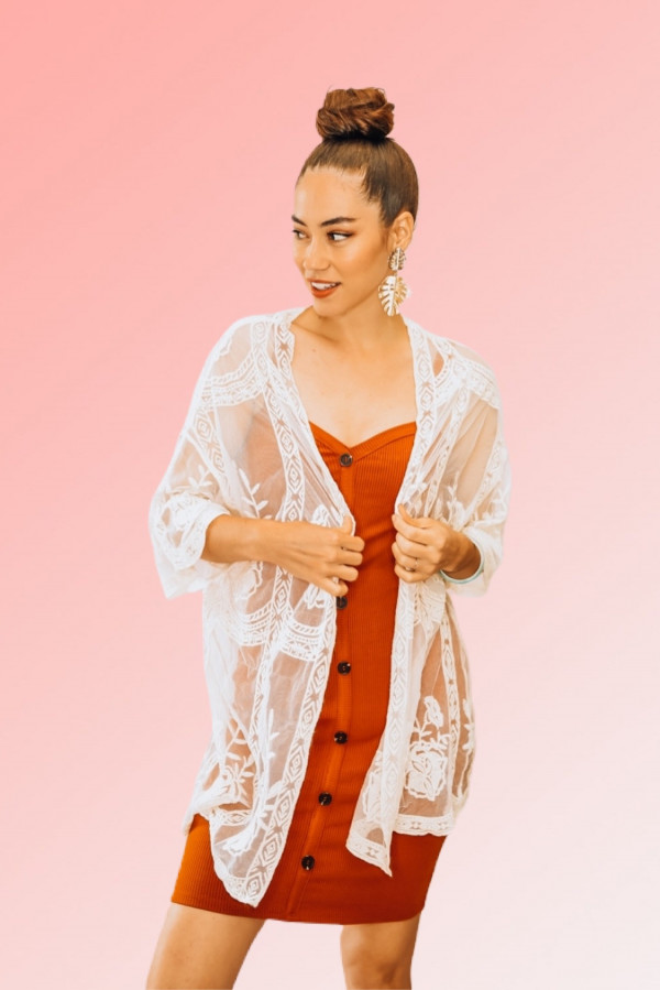 LIGHTWEIGHT LACE KIMONO. AVAILABLE IN TWO COLORS - OFF-WHITE AND TEAL. 80% COTTON, 20% POLYESTER. PIPER IS 5’4 SIZE 0 WEARING A SMALL , NIKI IS A SIZE 14 WEARING A LARGE.
S 0-6
M 6-12
L 12-16