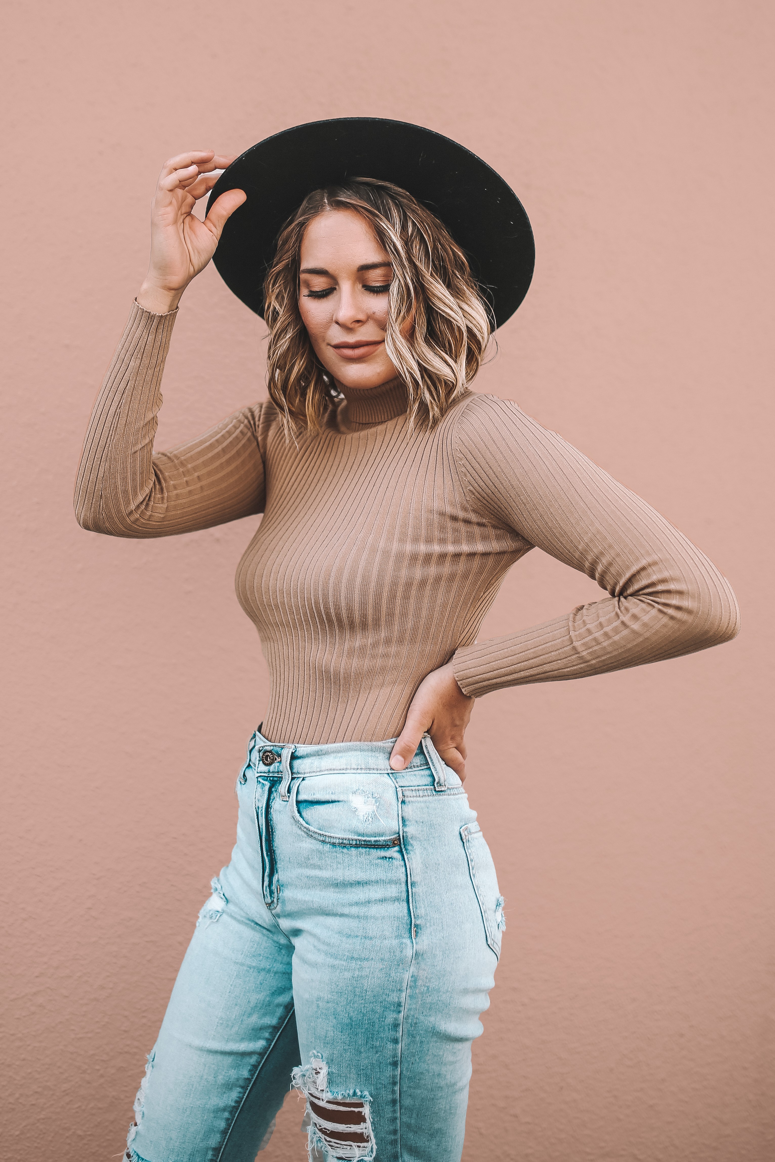 TAUPE, RIBBED, LONG SLEEVE BODYUSIT WITH TURTLE NECK. 70% VISCOSE, 30% POLYESTER. AMANDA IS 5’6 SIZE 2, WEARING SMALL.
S 0-4
M 4-8
L 8-12
XL 12-14