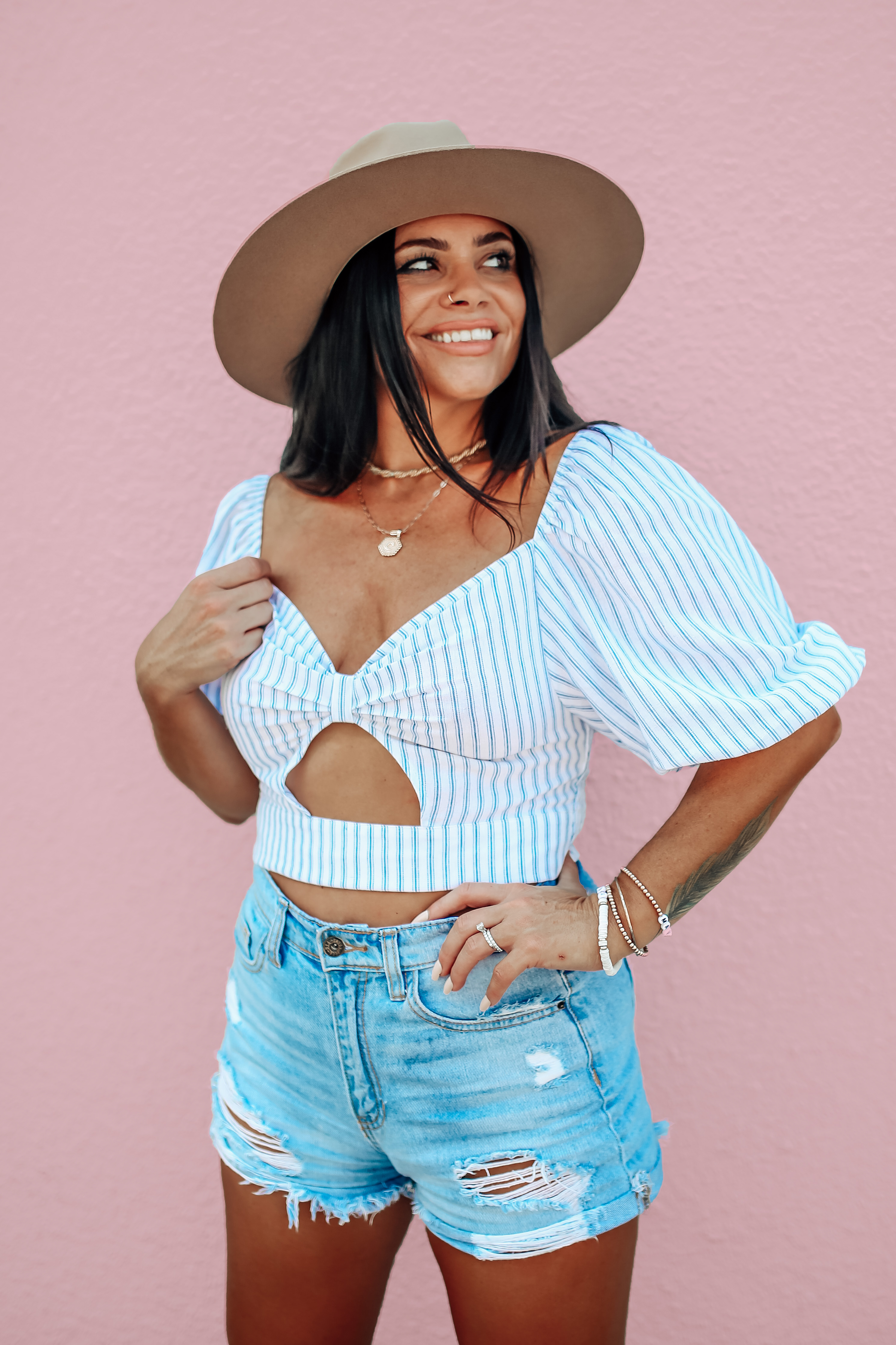 MAVERICK EXCLUSIVE! WHITE AND BLUE STRIPED CROP TOP. PUFF SLEEVES CAN BE WORN ON OR OFF SHOULDERS. KEYHOLD FRONT DETAIL. STRETCHY ELASTIC RUCHED BACK. 100% COTTON. AMANDA IS 5’7” A SIZE 2, WEARING A SMALL.
S 0-4
M 4-8
L 8-10