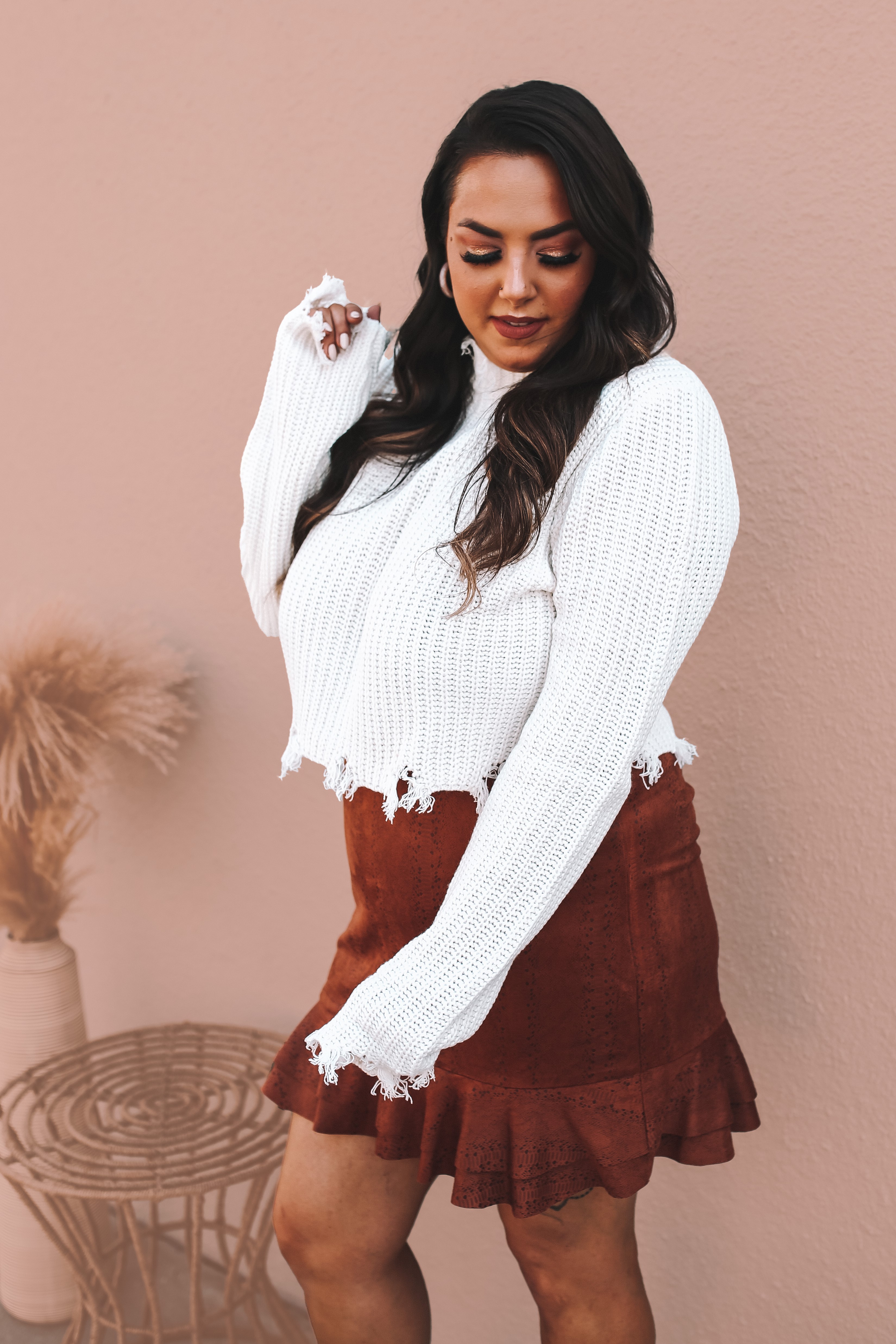 WHITE KNIT, SEMI CROPPED, MOCK NECK SWEATER WITH FRINGED DISTRESSING ON EDGES. 100% ACRYLIC. AMANDA IS 5’7 SIZE 2, WEARING A SMALL. GABBY IS SIZE 10/12 WEARING XL.
S 0-2
M 4-6
L 8-10
XL 10-12