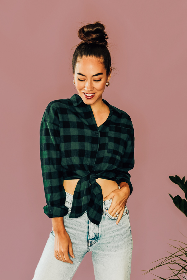 BUTTON UP PLAID CROP TOP WITH TIE AT WAIST. 80% POLYESTER, 20% COTTON. PIPER IS A SIZE 0 WEARING A SMALL, STEPHANIE IS A SIZE 4 WEARING A SMALL.
S 0-4
M4-8
L8-12