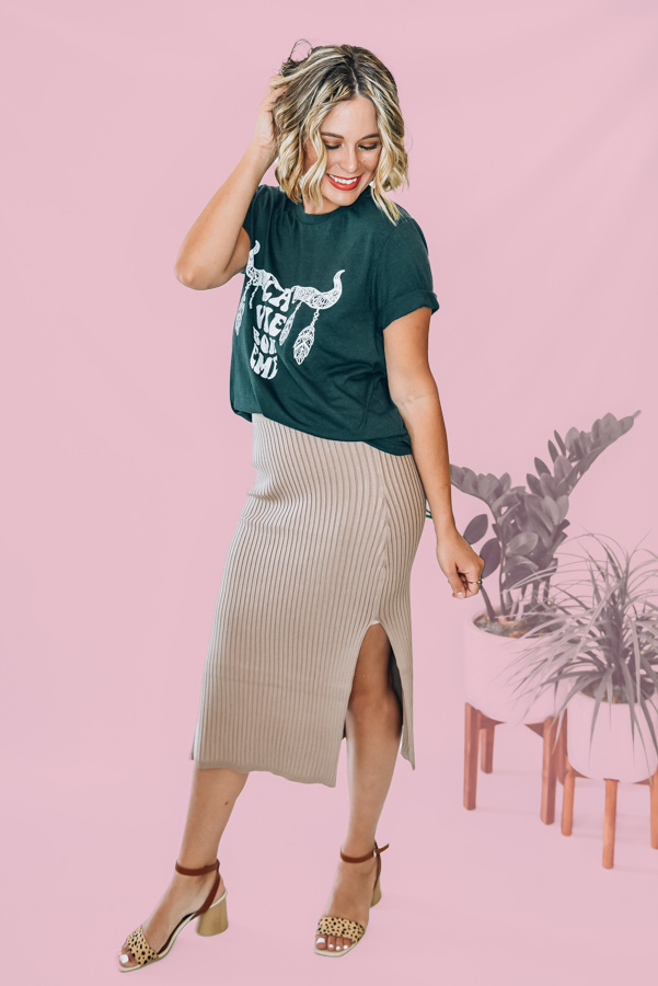 VERY STRETCHY RIBBED MATERIAL WITH ELASTIC WAIST. BODYCON FIT. SLITS ON BOTH SIDES. 70% VISCOSE 30% POLYESTER. AMANDA IS A SIZE 2, WEARING A SMALL.
S 0-6
M 6-12
L 12-14