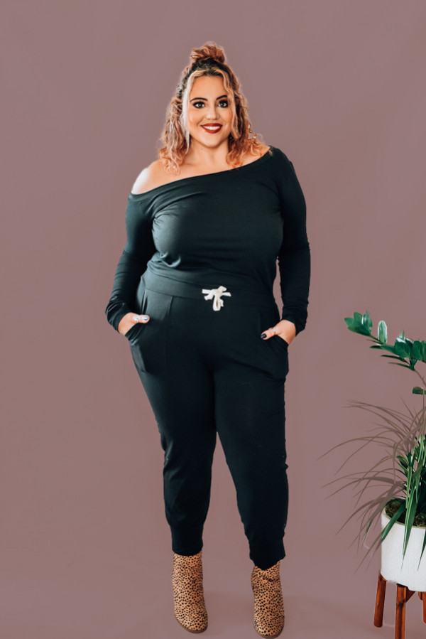 BLACK, LONG SLEEVE, ASYMMETRICAL OFF THE SHOULDER JUMPER WITH TIE WAIST. TWO COLORS, BLACK AND OLIVE. 95% POLYESTER, 5% SPANDEX. AMANDA IS 5’6”, SIZE 2, WEARING A SMALL. NIKI IS SIZE 14, WEARING AN XLARGE.
XS 0-2
S 4-6
M 8-10
L 12-14
XL 14-16