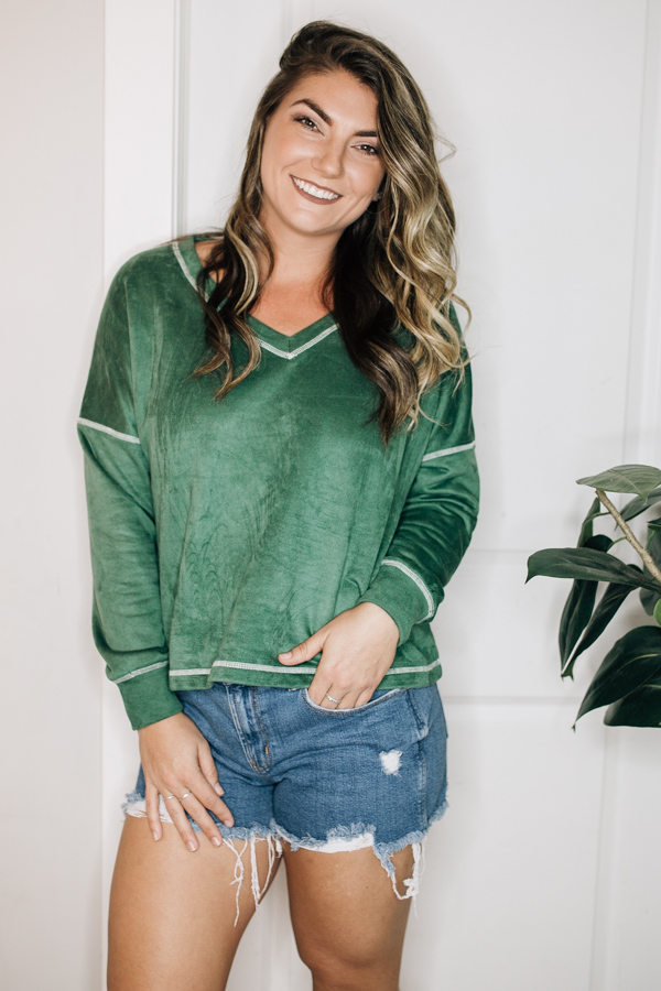 OVERSIZED GREEN V-NECK SWEATSHIRT.
100% COTTON.
X-SMALL 0-2
SMALL 4-6
MEDIUM 8-10
LARGE 12-14
X-LARGE 16-18