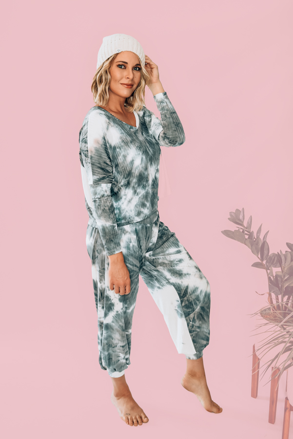 BLUE TWO PIECE TIE DYE SET. YOGA LIKE PANTS, HAREM STYLE WITH ELASTIC WAIST. FLOWY, DROP SHOULDER TOP. AVAILABLE IN BLUE AND BROWN. 90% POLYESTER, 10% SPANDEX. AMANDA IS 5’7, A SIZE 2, WEARING A SMALL.
S 0-4
M 4-8
L 8-12