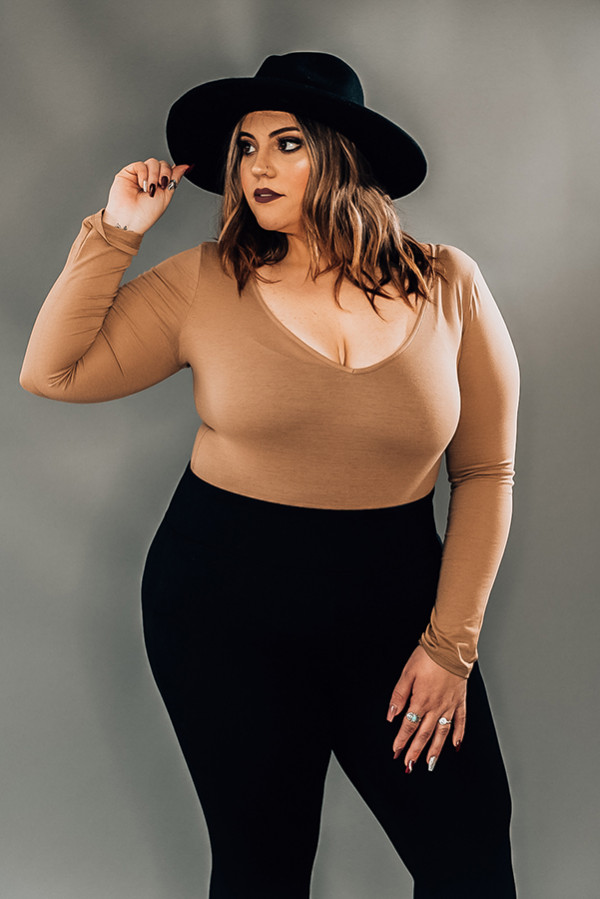 LONG SLEEVE, V-NECK BODYSUIT WITH CLASPS ON BOTTOM. AVAILABLE IN WHITE AND MOCHA. MODEL INFO: SISSY SIZE 6, WEARING A SMALL. NIKI SIZE 14, WEARING A LARGE.
95% RAYON, 5% SPANDEX.
X-SMALL 0-2
SMALL 4-6
MEDIUM 8-10
LARGE 12-14
X-LARGE 16-18