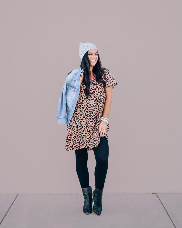 BLUSH LEOPARD SHORT SLEEVE TUNIC DRESS. 100% POLYESTER. PIPER IS 5’4”, SIZE 0, WEARING A SMALL. NIKI IS SIZE 14, WEARING AN XLARGE.
XS 0-2
S 4-6
M 8-10
L 10-12
XL 12-14