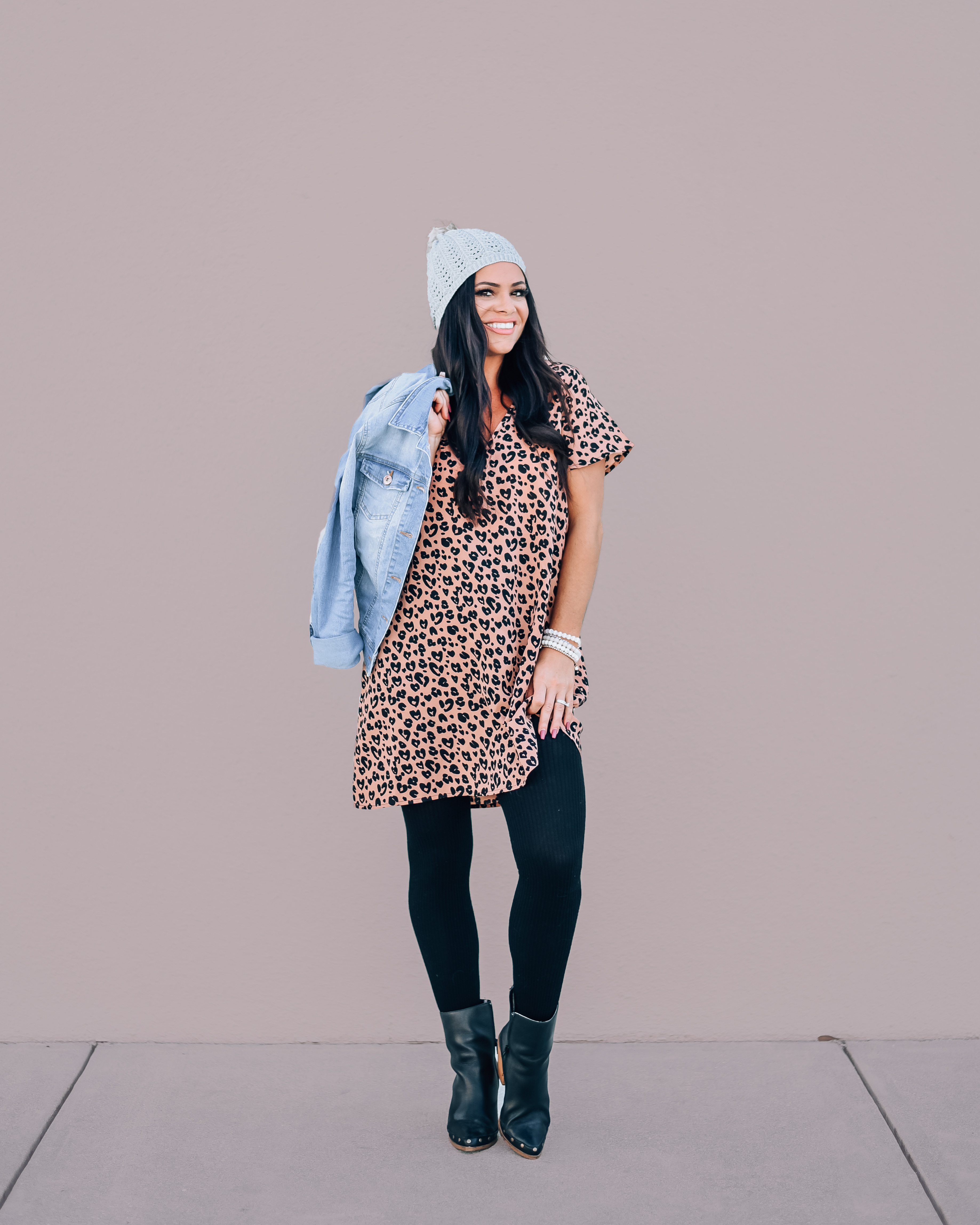 BLUSH LEOPARD SHORT SLEEVE TUNIC DRESS. 100% POLYESTER. PIPER IS 5’4”, SIZE 0, WEARING A SMALL. NIKI IS SIZE 14, WEARING AN XLARGE.
XS 0-2
S 4-6
M 8-10
L 10-12
XL 12-14