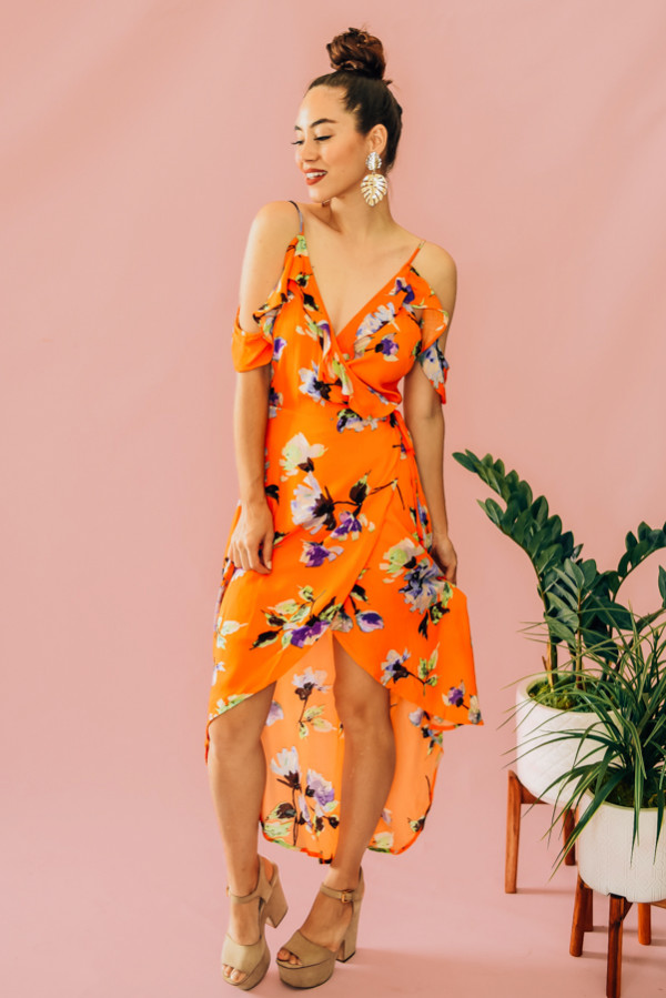 ORANGE LARGE PRINT FLORAL, COLD SHOULDER, WRAP DRESS. HIGH-LOW HEM AND RUFFLED SLEEVES. 100% RAYON. PIPER IS 5’4 SIZE 0, WEARING SMALL.
S 0-4
M 4-8
L 8-12