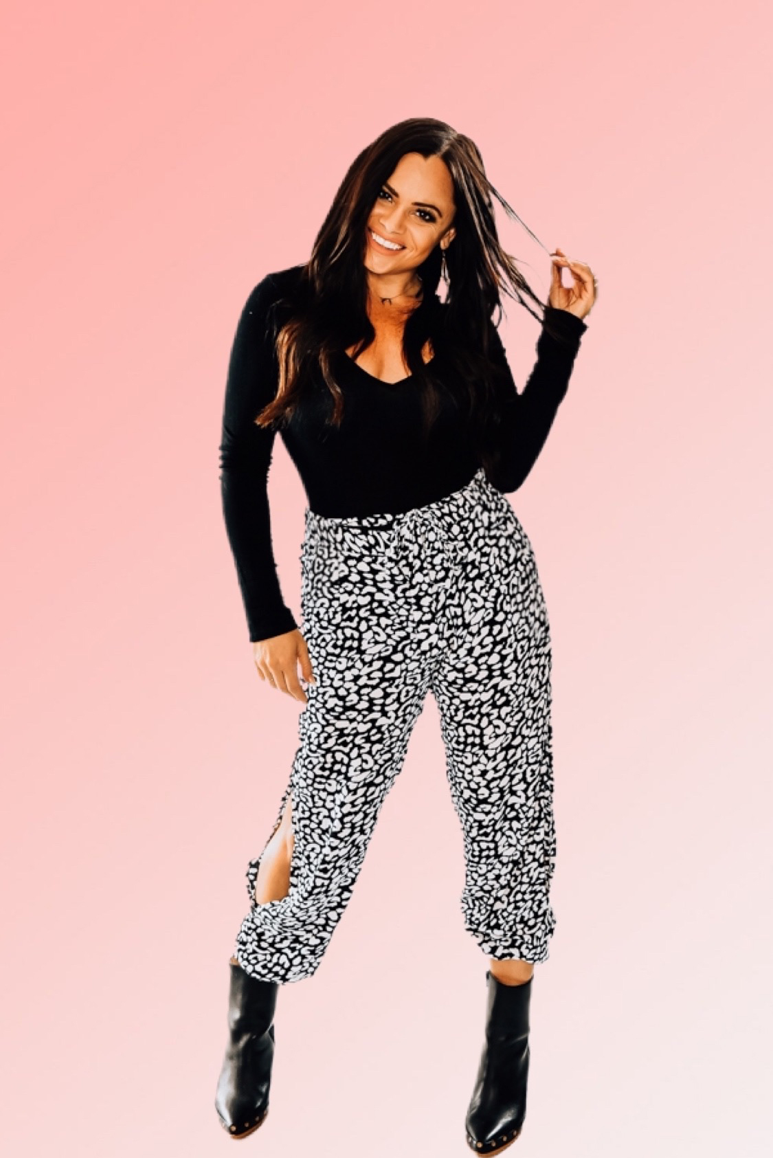 BLACK LEOPARD PRINT CUFFED JOGGERS WITH OPEN SLIT SIDES. 100% RAYON. PIPER IS 5’4, SIZE 0 WEARING A SMALL STEPHANIE IS 5’1 SIZE 4, WEARING A SMALL . NIKI IS A SIZE 14, WEARING A SIZE XLARGE.
XS 0-2
S 4-6
M 8-10
L 12-14
XL 14-16