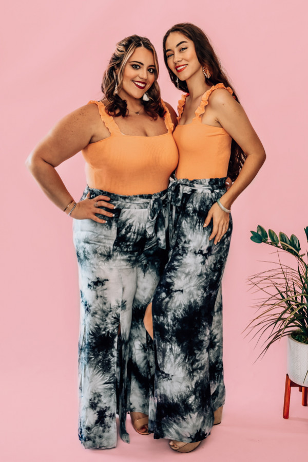 BLUE TIE DYE, WIDE LEG, OPEN SLIT PANT. HIGH WAISTED WITH A BELT SASH. 100% RAYON. PIPER IS 5’4, SIZE 0 WEARING A SMALL. NIKI IS SIZE 14, WEARING A LARGE.
S 0-4
M 6-10
L 10-14