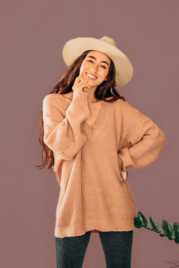 BLUSH, DEEP V-NECK SWEATER. AVAILABLE IN TWO COLORS – BLUSH AND BLACK. PIPER IS 5’4”, SIZE 0, WEARING A SMALL. NIKI IS SIZE 14, WEARING A LARGE.
S 0-6
M6-12
L 12-16