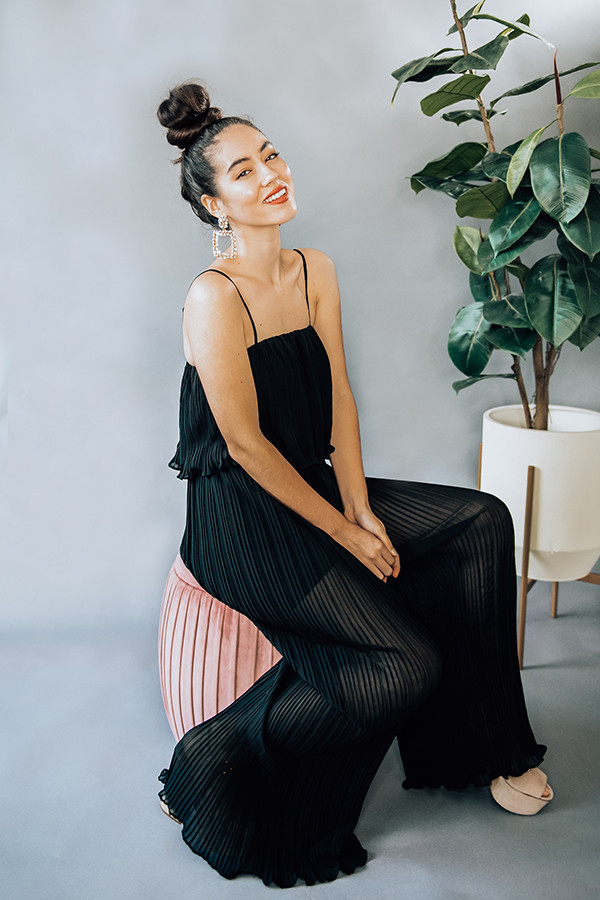 BLACK, SLEEVELESS PLEATED JUMPSUIT WITH ELASTIC WAISTBAND AND ADJUSTABLE STRAPS. LINED WITH SHORTS. MODEL INFO: PIPER - SIZE 0, 5'5" AND WEARING A SMALL. NIKI - SIZE 14, 5'4", WEARING A LARGE.
100% POLYESTER
SMALL 4-6
MEDIUM 8-10
LARGE 10-12