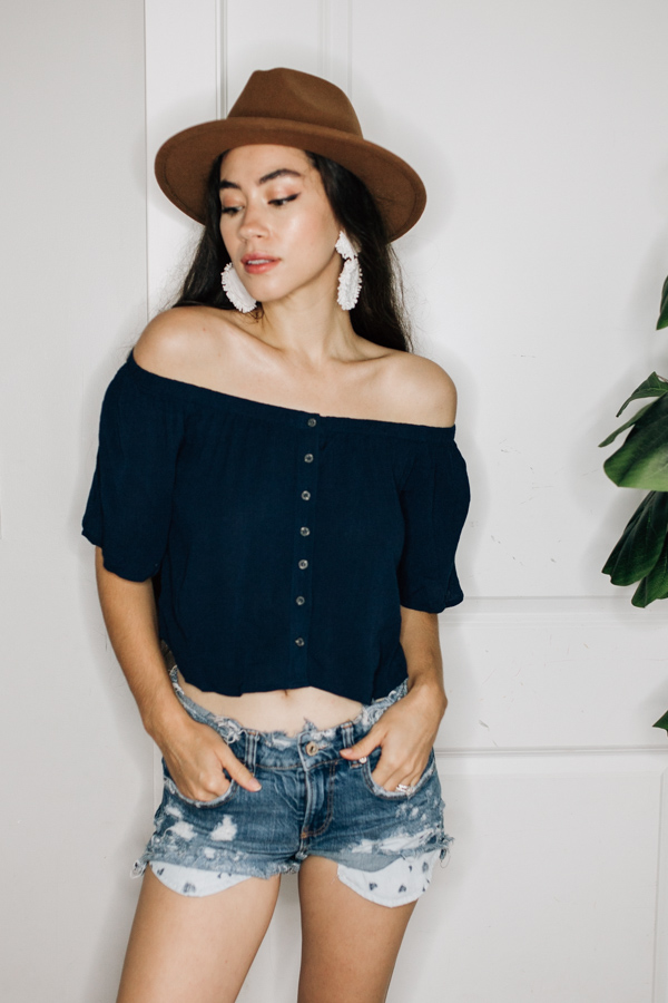 OFF THE SHOULDER, BOTTON DOWN TOP.
COMES IN NAVY, RUST, AND WHITE.
100% RAYON.
SMALL 0-4
MEDIUM 6-10
LARGE 12-14