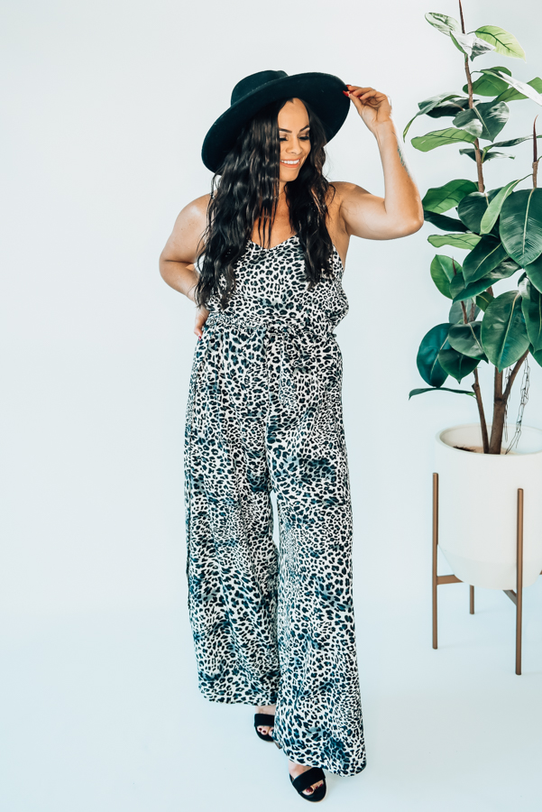 GREY, SLEEVELESS, LEOPARD PRINT JUMPSUIT WITH ADJUSTABLE STRAPS. FEATURES SIDE SLITS AND ELASTIC WAIST. MODEL INFO: PIPER IS SIZE 0 AND WEARING A SMALL, STEPHANIE IS A SIZE 4 WEARING A SMALL, RUNS BIG, BOTH WERE LOOSE
100% POLYESTER