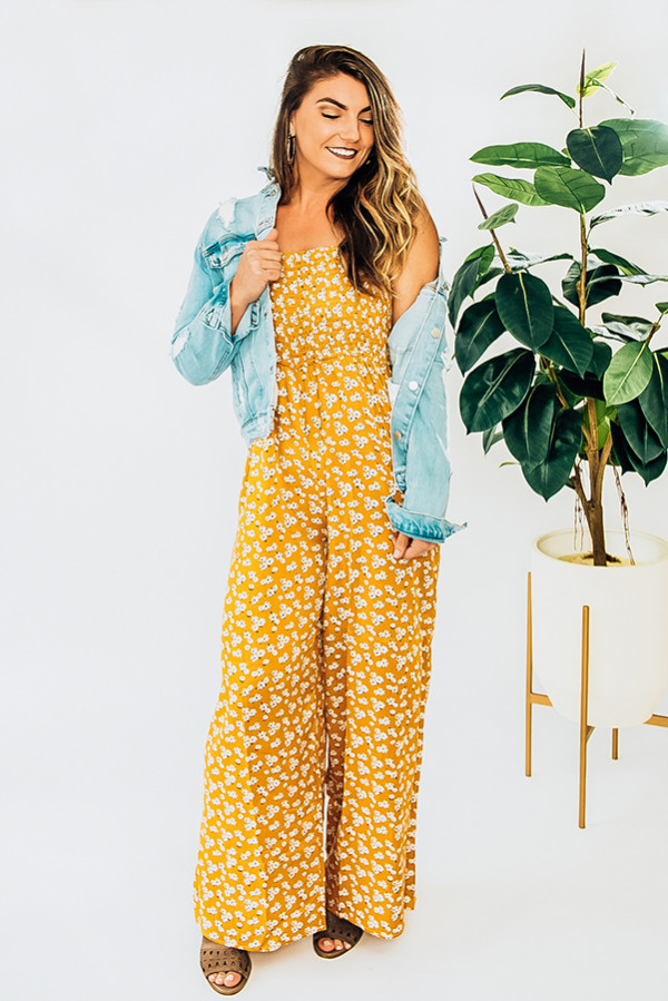 MUSTARD YELLOW, WIDE LEG JUMPSUIT WITH THIN STRAPS. RUNS A LITTLE SMALL. PIPER IS A SIZE 0 AND WEARING A SMALL. SISSY IS A SIZE 6 AND WEARING A LARGE.
100% RAYON
X-SMALL 0-2
SMALL 2-4
MEDIUM 6-8
LARGE 8-10
X-LARGE 10-12