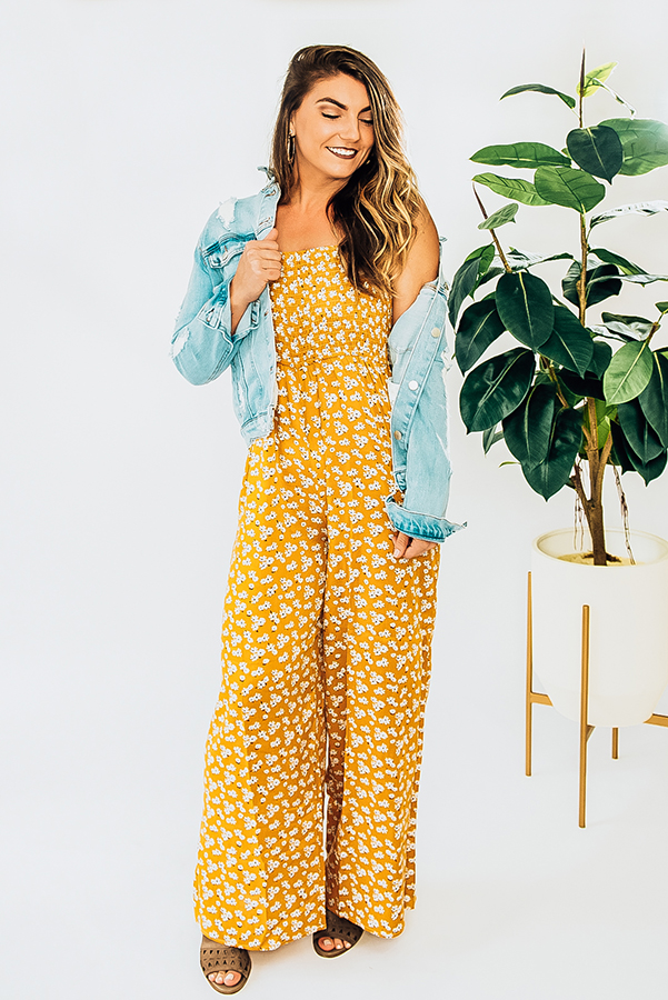 MUSTARD YELLOW, WIDE LEG JUMPSUIT WITH THIN STRAPS. RUNS A LITTLE SMALL. PIPER IS A SIZE 0 AND WEARING A SMALL. SISSY IS A SIZE 6 AND WEARING A LARGE.
100% RAYON
X-SMALL 0-2
SMALL 2-4
MEDIUM 6-8
LARGE 8-10
X-LARGE 10-12