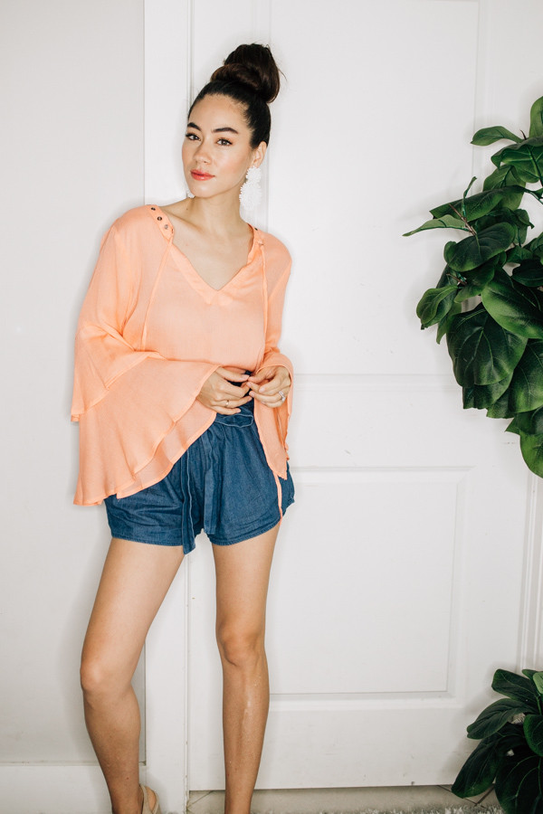 TOP WITH FLOWY, RUFFLED BELL SLEEVES.
COMES IN APPLE GREEN AND PEACH.
100% POLYESTER.
SMALL 2-4
MEDIUM 8-8
LARGE 10-12