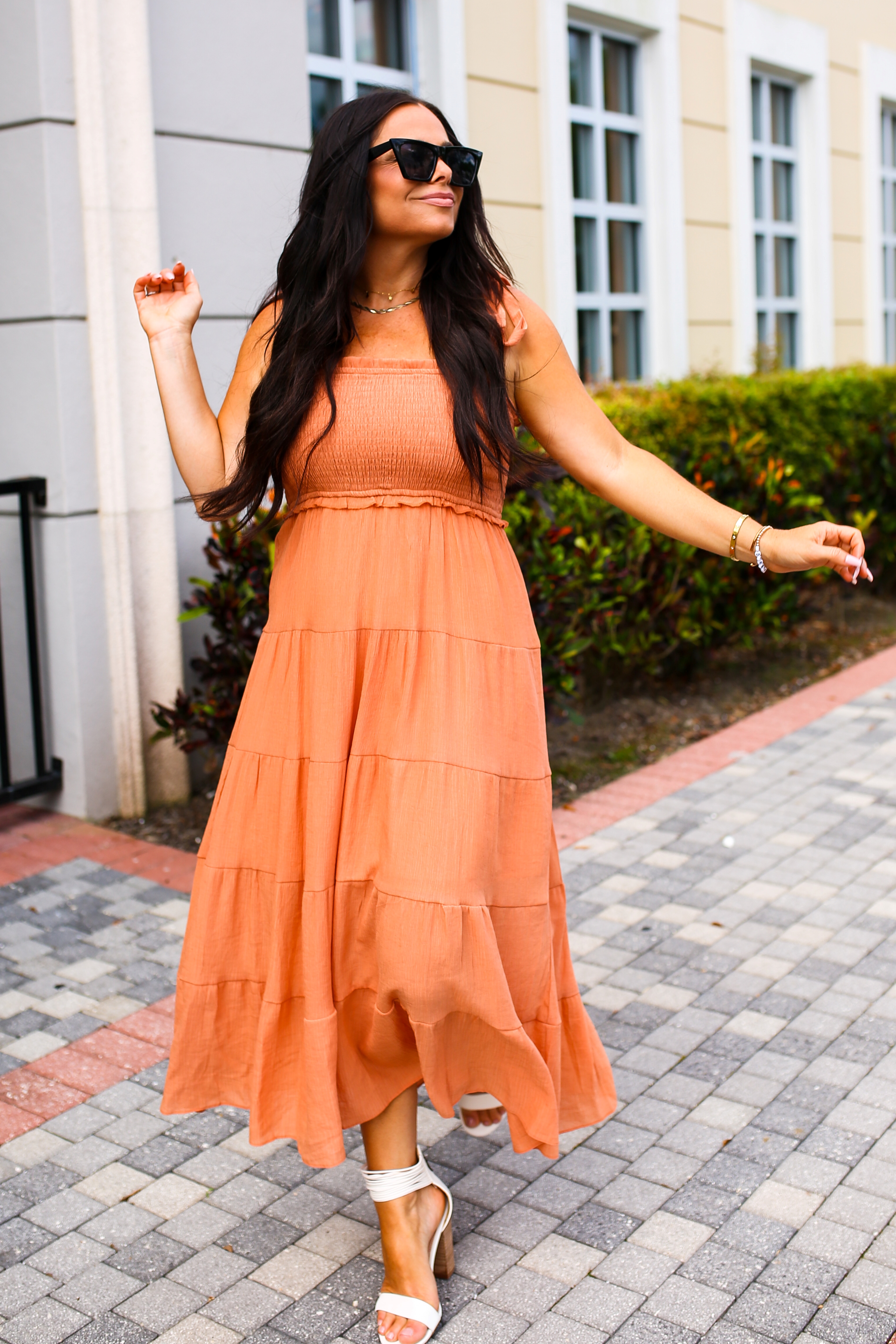 SALMON/ORANGE TIERED MAXI DRESS. STRETCHY SMOCKED TOP WITH SMALL RUFFLE DETAIL AND SHOULDER TIES. FULLY LINED. 100% POLYESTER. STEPHANIE IS 5’1” SIZE 4 WEARING SMALL. KEELY IS 5’6” SIZE 14 WEARING LARGE.
S 0-4
M 6-10
L 10-14