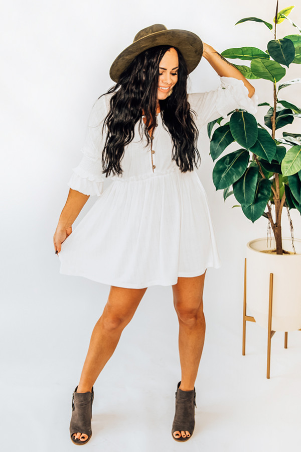 WHITE BABYDOLL DRESS W/RUFFLE DETAIL ON SLEEVES AND BUTTONS. ALSO COMES IN TAUPE. MODEL INFO: PIPER SIZE 0, STEPHANIE SIZE 4, SISSY SIZE 6-ALL WEARING SMALL. NIKI-SIZE 14, WEARING LG.
100% POLYESTER.
X-SMALL 0-2
SMALL 4-6
MEDIUM 6-8
LARGE 10-12
XL 12-14