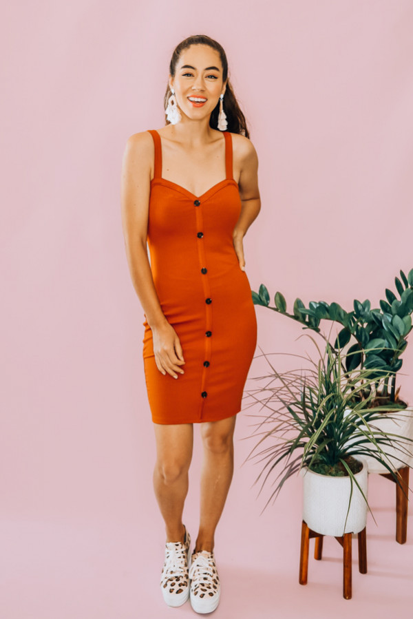 RUST, RIBBED BODYCON DRESS. BUTTON DOWN DETAIL AND HEART NECK. COMES IN THREE COLORS – BLACK, RUST, AND HOT PINK. 88% RAYON, 12% SPANDEX. PIPER IS 5’4 SIZE 0, WEARING A SMALL. NIKI IS SIZE 14, WEARING A LARGE.
S 0-4
M 6-10
L 12-16