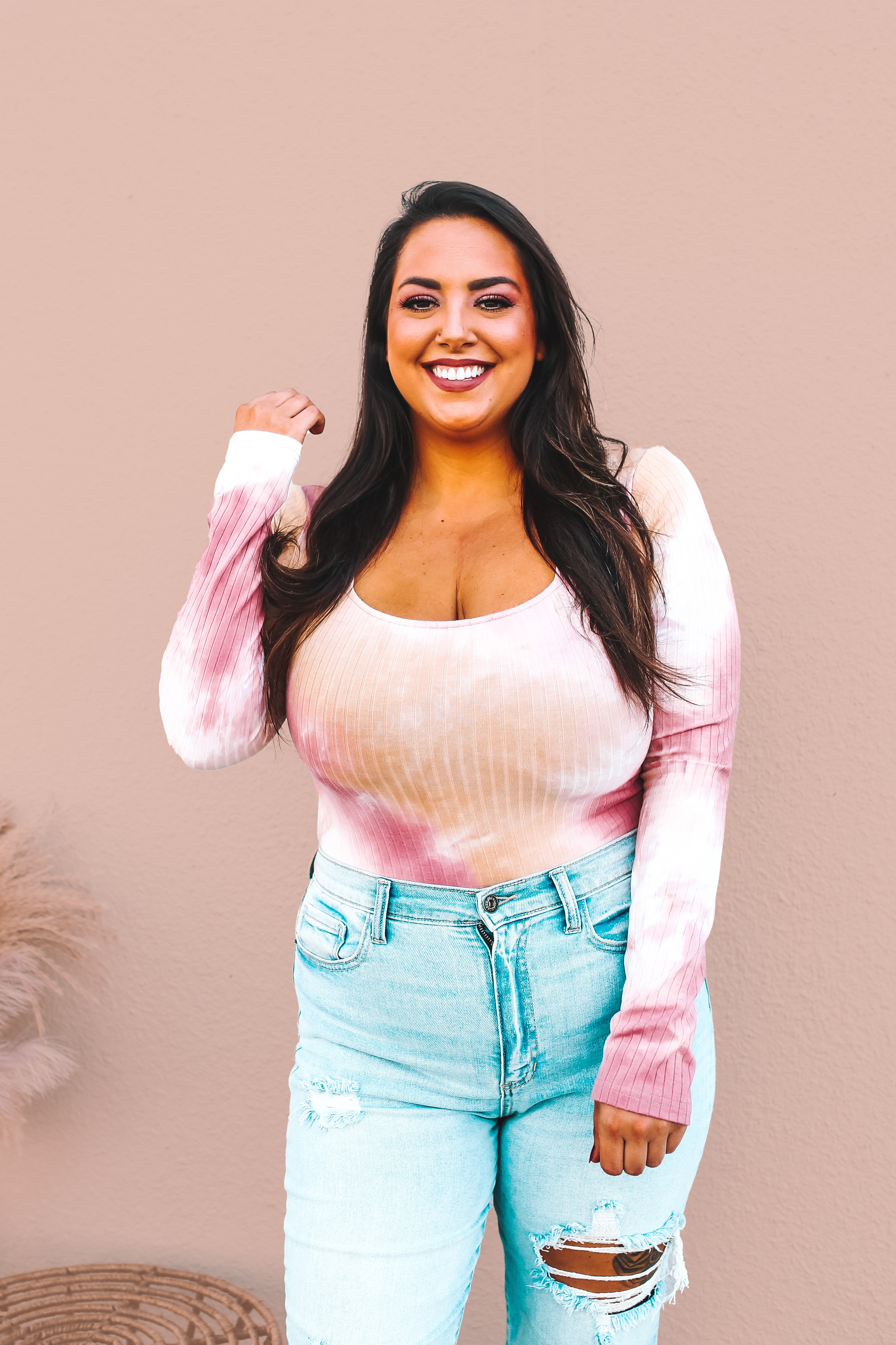 MAVERICK EXCLUSIVE! LONG SLEEVE BODYSUIT IN MAUVE AND TAN TIE DYE. SQUARE NECKLINE. STRETCHY RIBBED MATERIAL. 95% POLYESTER, 5% SPANDEX. GABBY IS SIZE 10/12 WEARING XL.
XS 0-2
S 4-6
M 8-10
L 10-12
XL 12-14