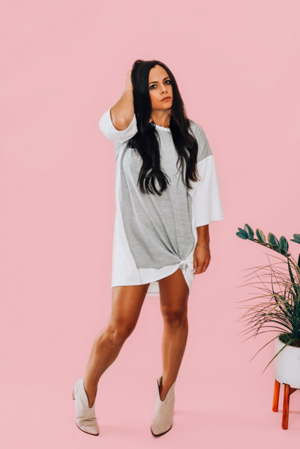 OVERSIZED HEATHERED GREY FRONT, ¾ LENGTH SLEEVE BOHO DRESS WITH WHITE SLEEVES AND SIDES. 95% POLYESTER, 5% SPANDEX. STEPHANIE IS SIZE 4 WEARING A SMALL. NIKI IS A SIZE 14, WEARING XLARGE.
XS 0-4
S 4-8
M 8-12
L 12-16
XL 16-20