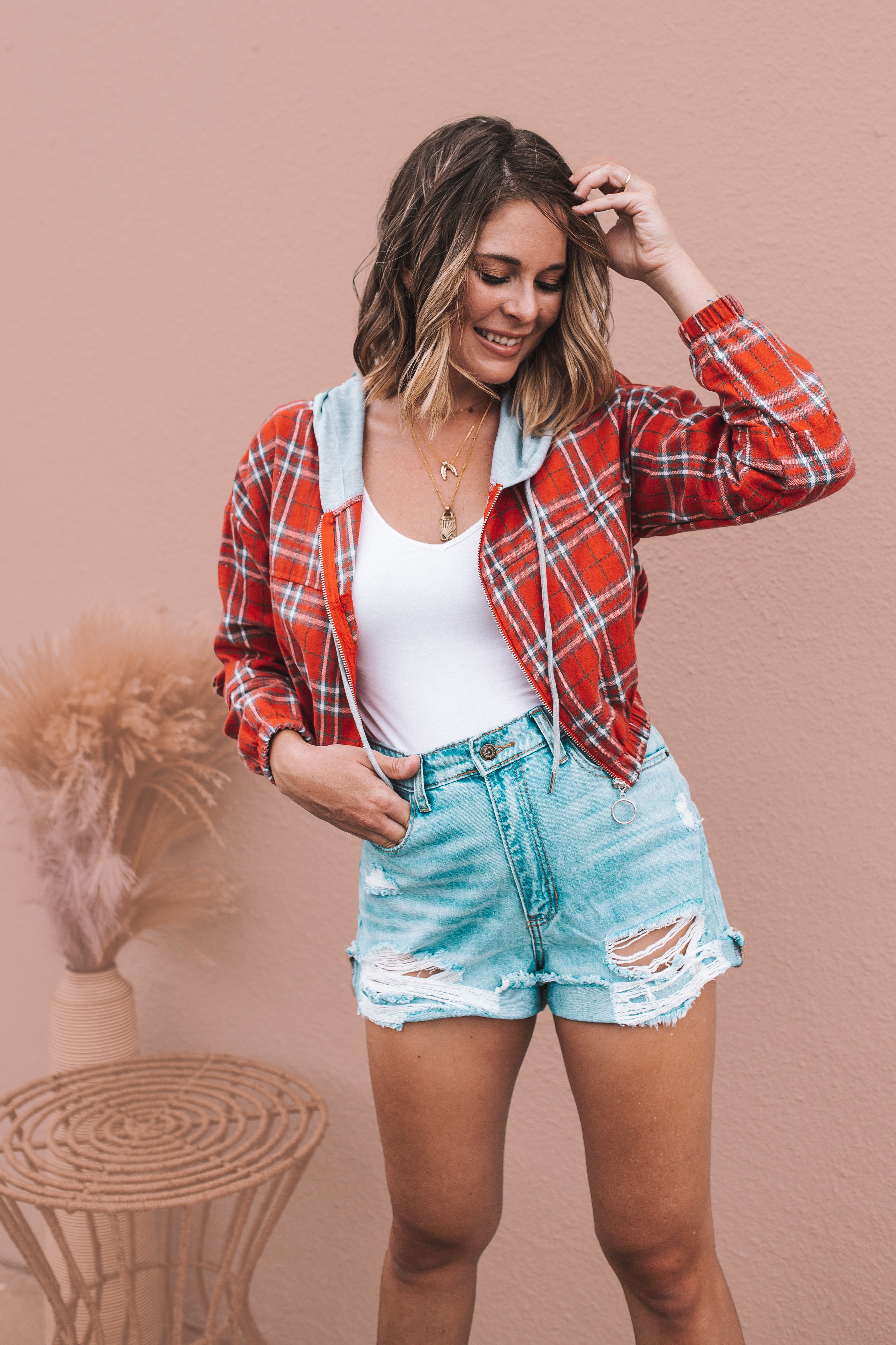 RED PLAID, LIGHTWEIGHT JACKET WITH ELASTIC CUFFS AND WAIST. CROPPED FIT. GREY HOOD WITH DRAWSTRING. ZIP-UP FRONT. 80% COTTON, 20% POLYESTER. AMANDA IS 5’7 SIZE 2, WEARING A SMALL. GABBY IS SIZE 10/12 WEARING A LARGE.
S 0-4
M 4-8
L 8-12
