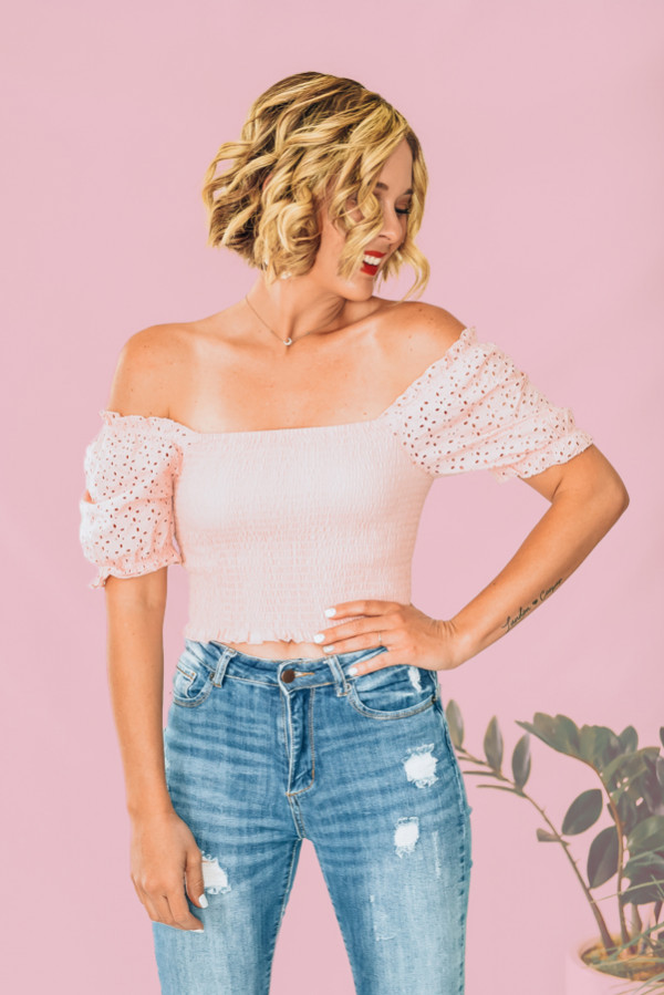 VERY STRETCHY ELASTIC RUCHED BODY. SEMI CROPPED LENGTH. SMALL RUFFLES ON EDGES. PUFF SLEEVES WITH EYELET EMBROIDERY. 100% COTTON. AMANDA IS A SIZE 2, WEARING A SMALL. NIKI IS A SIZE 14, WEARING A LARGE.
S 0-4
M 6-10
L 12-14
