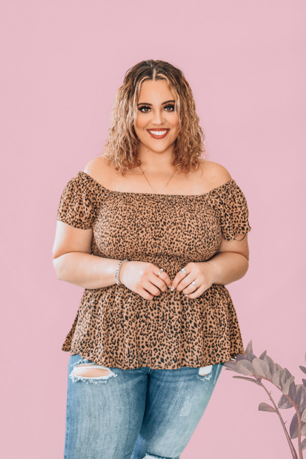 LEOPARD, LIGHTWEIGHT MATERIAL. CAN BE WORN OFF SHOULDER. STRETCHY ELASTIC ROUCHING ON BODICE. SHEER RUFFLED SLEEVE AND BOTTOM. NIKI IS SIZE 14, WEARING XL. AMANDA IS 5’7 SIZE 2, WEARING A SMALL.
XS 0-2
S 4-6
M 8-10
L 10-12
XL 12-14